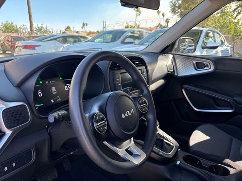 Used 2025 Kia Soul LX w/ LX Technology Package FWD image 32