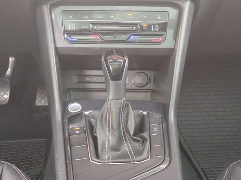 Used 2022 Volkswagen Tiguan SE w/ Panoramic Sunroof Package FWD image 23