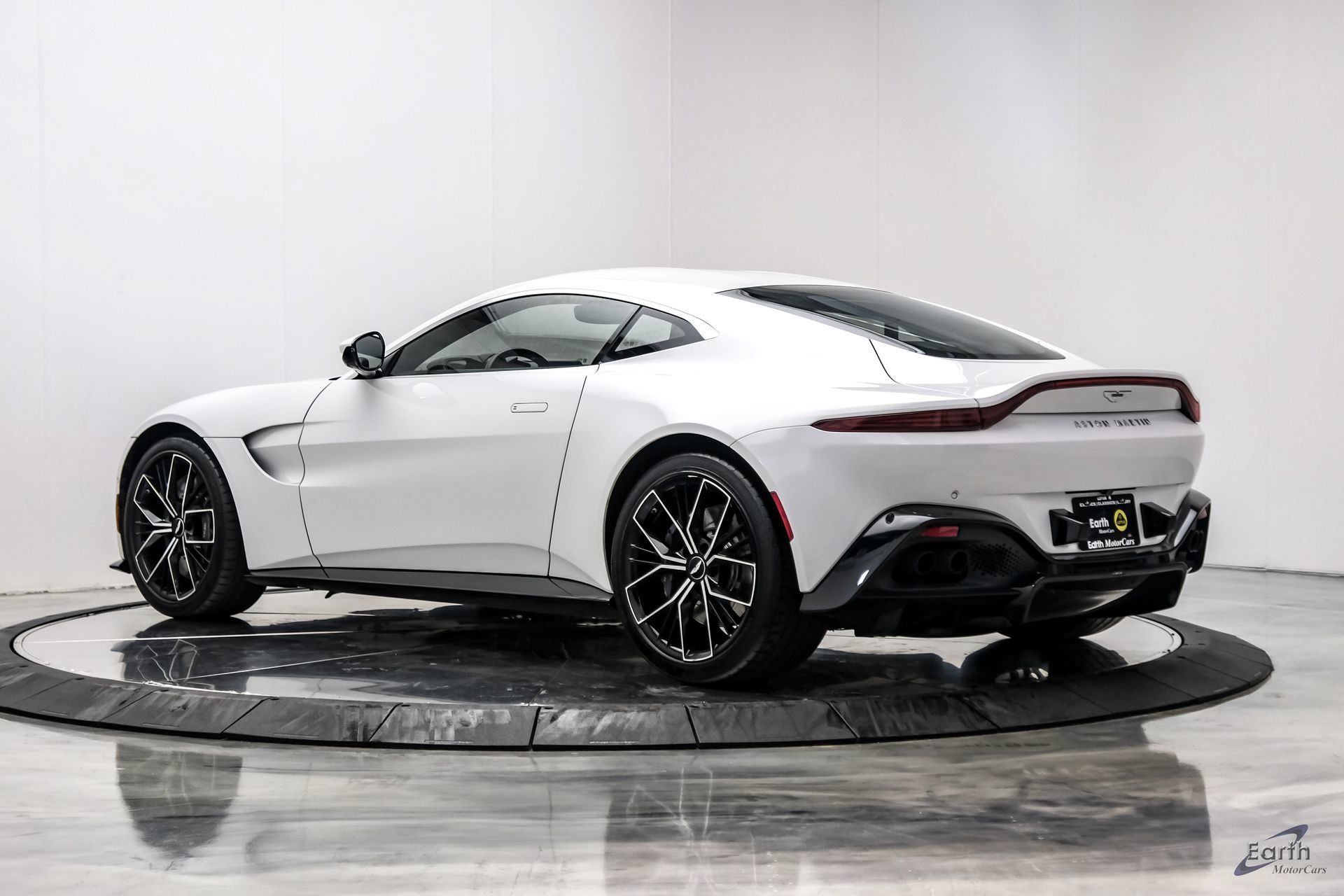 Used 2022 Aston Martin V8 Vantage Coupe RWD image 12