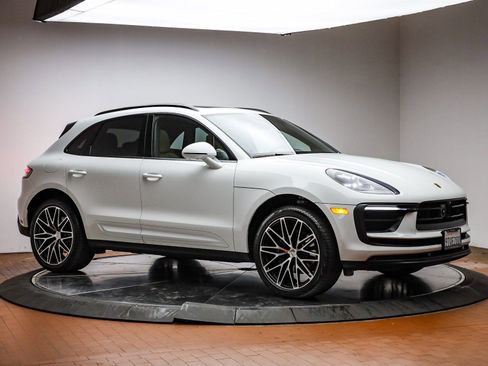 Certified 2025 Porsche Macan image 15
