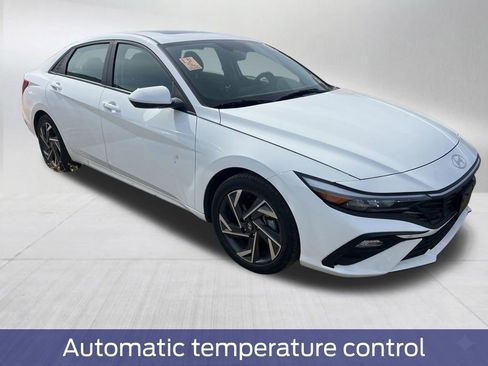 Used 2025 Hyundai Elantra SEL FWD image 2