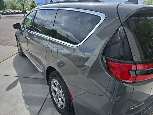 Used 2022 Chrysler Pacifica Limited AWD/4WD image 5
