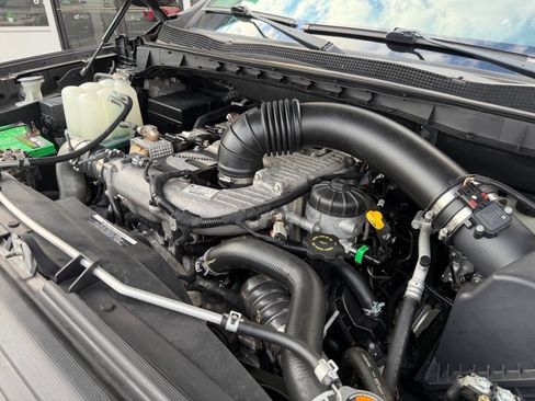 Used 2017 Nissan Titan SV AWD/4WD image 16