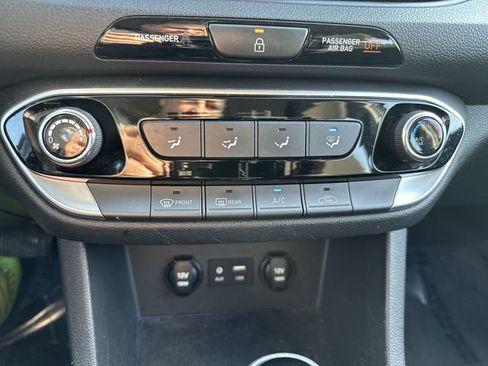 Used 2018 Hyundai Elantra GT image 19