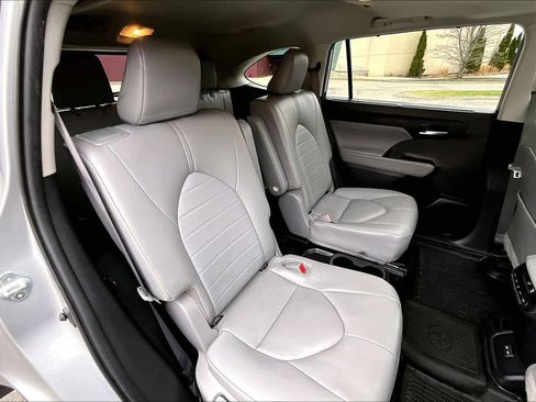 Used 2023 Toyota Highlander XLE AWD/4WD image 20