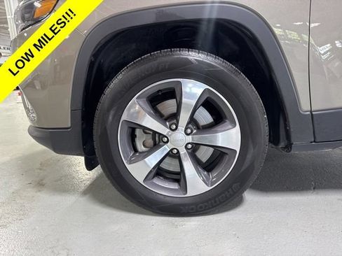 Used 2020 Jeep Cherokee Limited AWD/4WD image 9
