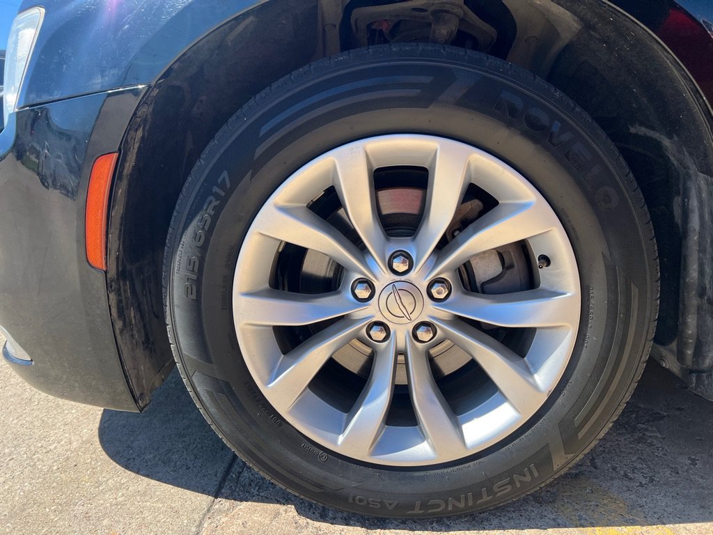 Used 2018 Chrysler 300 Touring RWD image 20