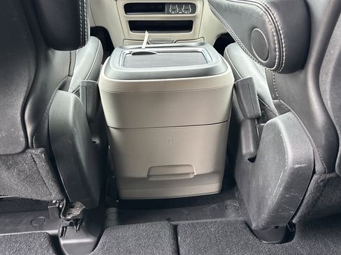 Used 2023 Chrysler Pacifica Touring-L FWD image 17