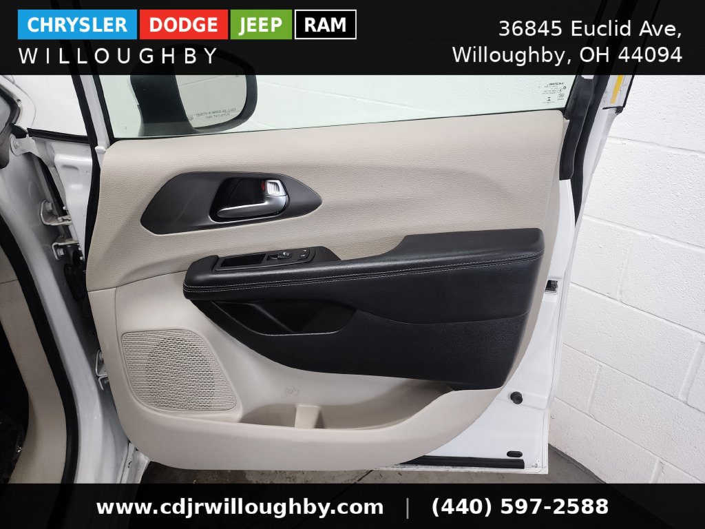 Used 2023 Chrysler Pacifica Touring-L FWD image 35