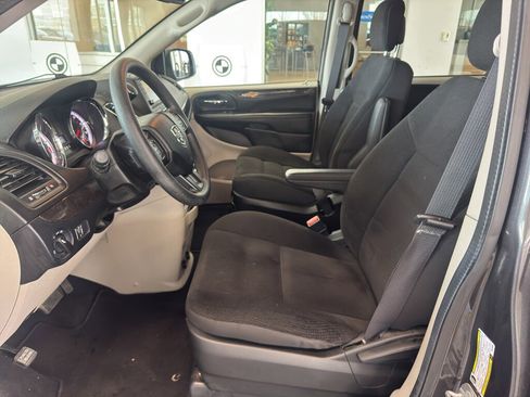 Used 2019 Dodge Grand Caravan SE w/ UConnect Hands-Free Group image 10