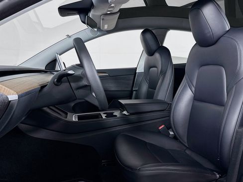 Used 2022 Tesla Model Y Long Range image 17