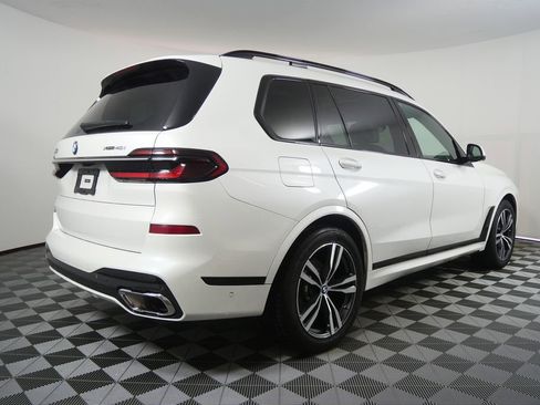 Used 2024 BMW X7 xDrive40i w/ M Sport Package AWD/4WD image 3