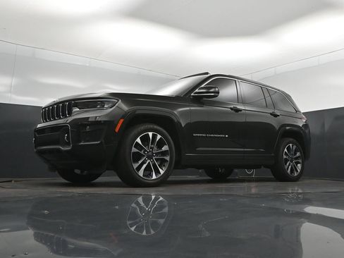 Used 2024 Jeep Grand Cherokee Overland w/ Luxury Tech Group IV AWD/4WD image 38