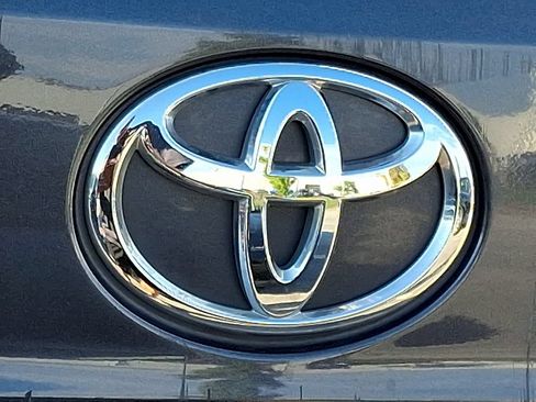 Used 2021 Toyota Highlander XLE AWD/4WD image 9