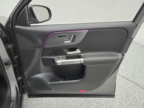 Used 2023 Mercedes-Benz GLB 250 image 20