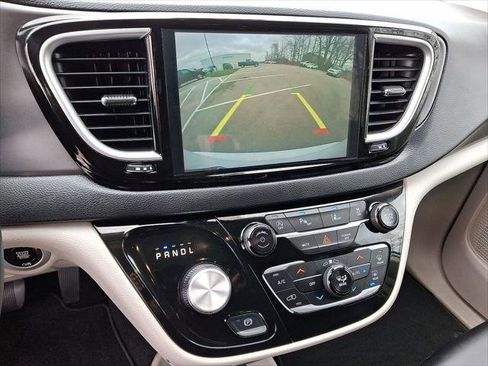 Used 2024 Chrysler Pacifica Touring-L image 15