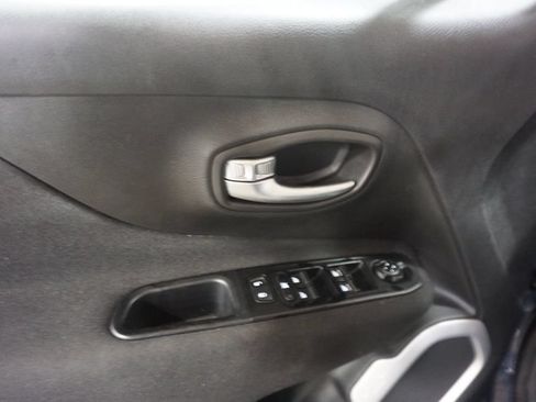 Used 2021 Jeep Renegade Latitude FWD image 4