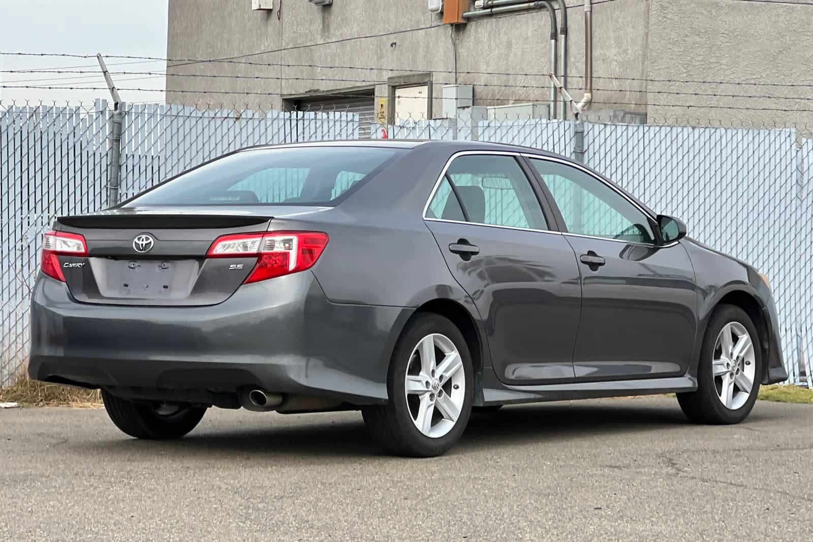 Used 2014 Toyota Camry SE FWD image 3