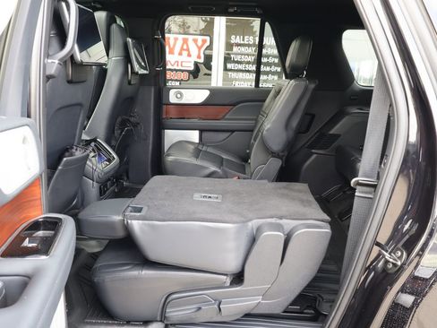 Used 2022 Lincoln Navigator L Reserve AWD/4WD image 27