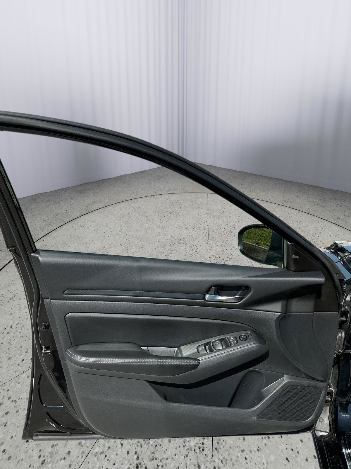 Used 2024 Nissan Altima 2.5 SV FWD image 17