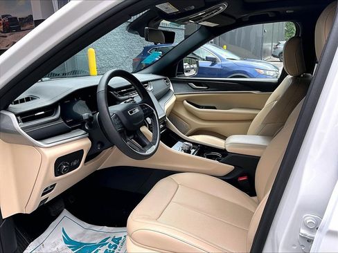 Used 2023 Jeep Grand Cherokee Limited w/ Luxury Tech Group II AWD/4WD image 7