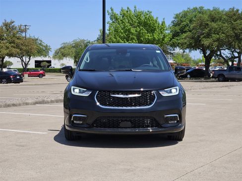 New 2024 Chrysler Pacifica Limited w/ Uconnect Theater Family Group image 7