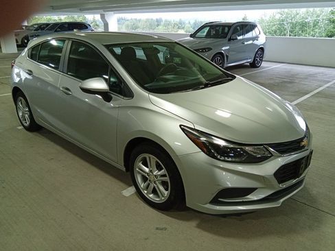 Used 2017 Chevrolet Cruze LT w/ Convenience Package FWD image 3