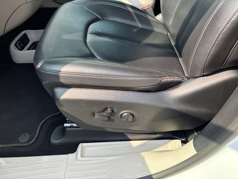 Used 2024 Chrysler Pacifica Touring-L FWD image 13