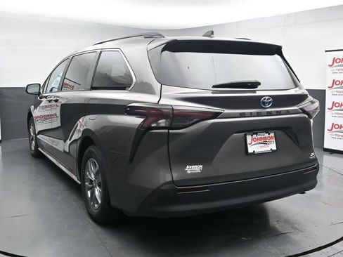 Used 2024 Toyota Sienna XLE FWD image 6