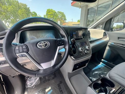 Used 2015 Toyota Sienna XLE w/ XLE Navigation Package FWD image 28