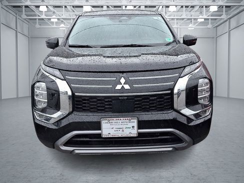 Used 2025 Mitsubishi Outlander SE image 2