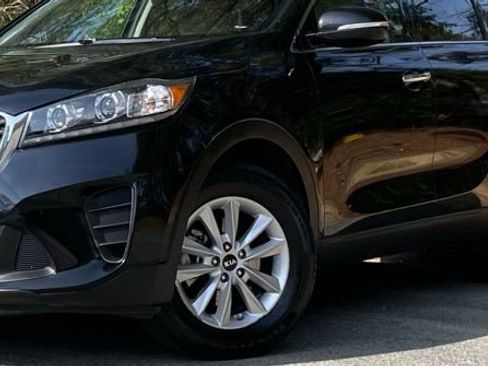 Used 2019 Kia Sorento LX image 2