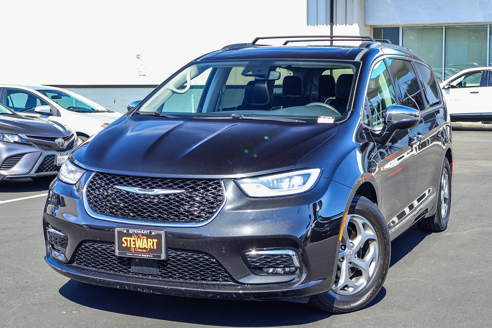 Used 2023 Chrysler Pacifica Limited FWD image 1