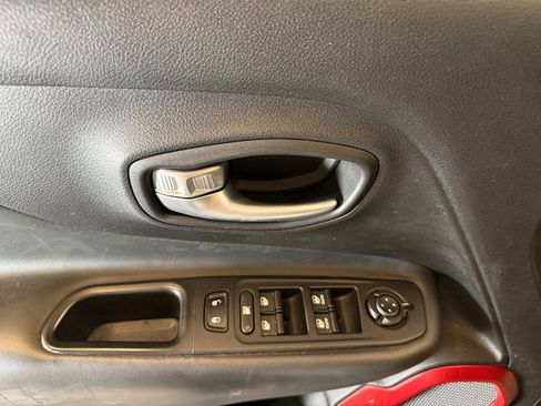 Used 2017 Jeep Renegade Trailhawk w/ Premium Trailhawk Package image 18