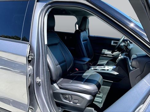 Used 2023 Ford Explorer XLT w/ Equipment Group 202A RWD image 9