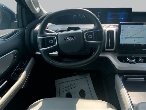 Used 2025 Ford Expedition Active AWD/4WD image 6
