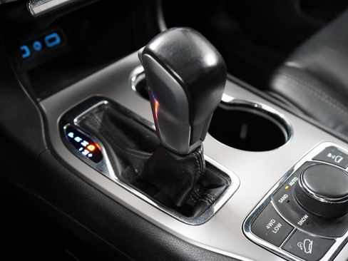 Used 2020 Jeep Grand Cherokee Overland AWD/4WD image 18