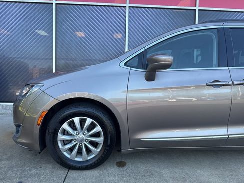 Used 2017 Chrysler Pacifica Touring-L FWD image 16