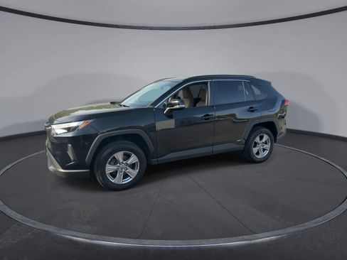 Used 2022 Toyota RAV4 XLE w/ Convenience Package AWD/4WD image 4