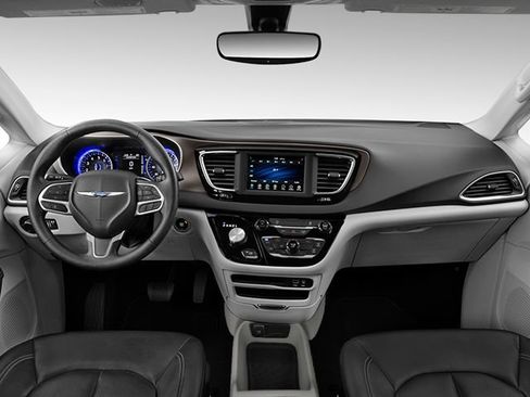 Used 2023 Chrysler Voyager LX FWD image 3