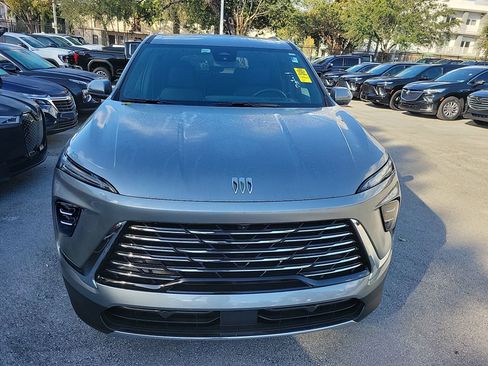 Used 2025 Buick Enclave Preferred w/ Power Package image 4