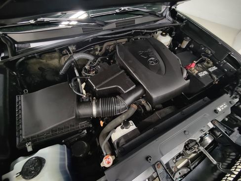 Used 2017 Toyota Tacoma TRD Off-Road w/ Tow Package image 3