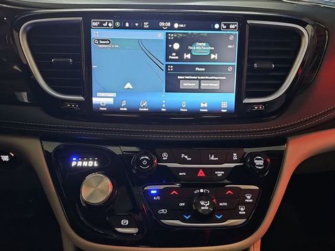 Used 2024 Chrysler Pacifica Limited image 14