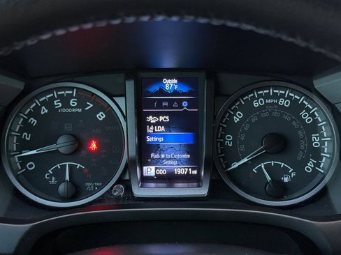 Used 2022 Toyota Tacoma TRD Off-Road AWD/4WD image 25