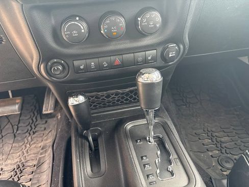 Used 2015 Jeep Wrangler Unlimited Rubicon w/ Connectivity Group AWD/4WD image 16