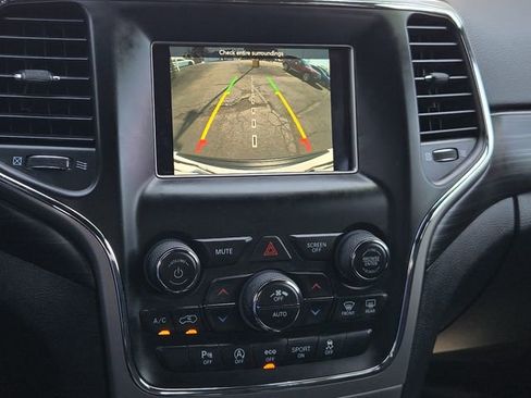 Used 2021 Jeep Grand Cherokee Laredo image 21