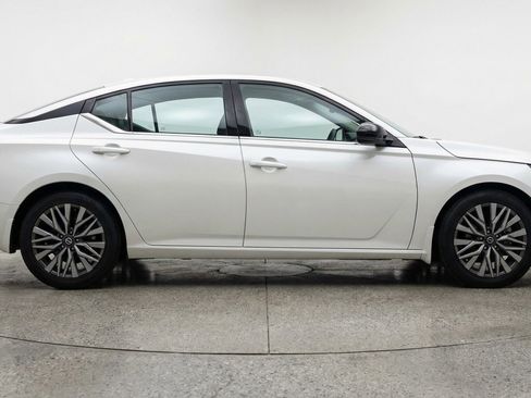 Used 2025 Nissan Altima 2.5 SV image 11