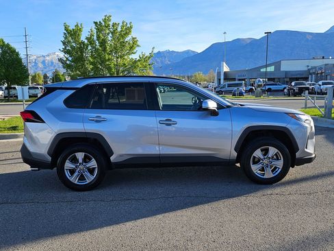 Used 2022 Toyota RAV4 XLE w/ Convenience Package image 2