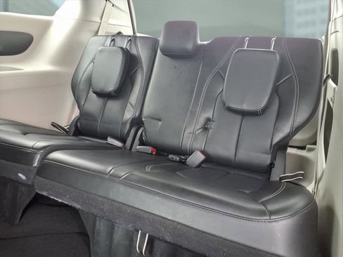 Used 2024 Chrysler Pacifica Touring-L image 14