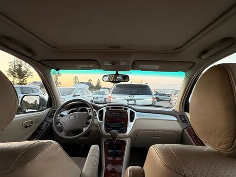 Used 2005 Toyota Highlander Limited w/ Leather Trim Pkg AWD/4WD image 23
